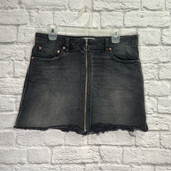 Free People We The Free Zip It Up Mini Skirt Size 31 (L 12) Denim Raw Hem Black - Picture 3 of 7